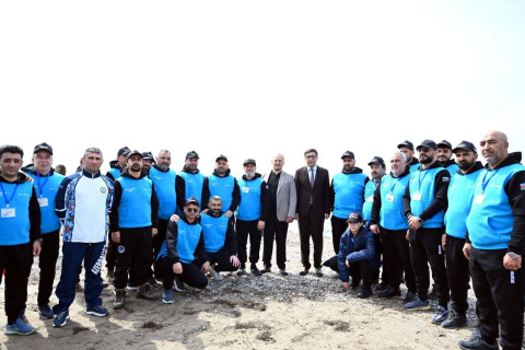 В Баку стартовал международный турнир по береговой рыбалке