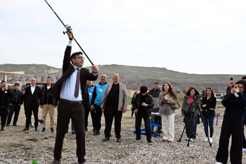 В Баку стартовал международный турнир по береговой рыбалке