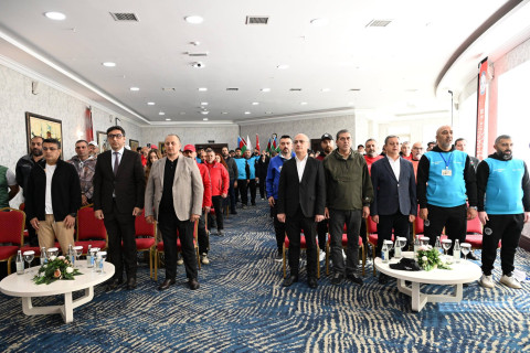 В Баку стартовал международный турнир по береговой рыбалке