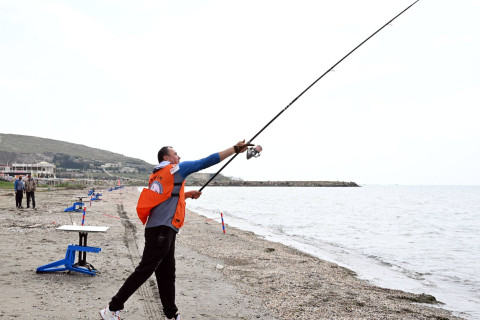 В Баку стартовал международный турнир по береговой рыбалке