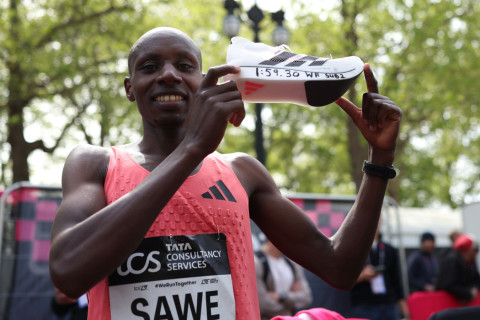 Кениец стал первым в истории, пробежавшим марафон быстрее двух часов