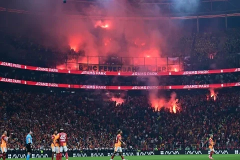 “Fənərbağça” azarkeşləri məşəlləri “Qalatasaray” azarkeşlərinin başına atdılar - VİDEO