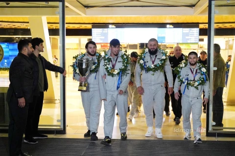 Azərbaycan güləşçiləri Avropa çempionatından qayıdıblar