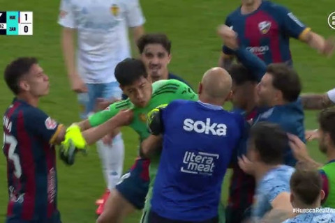 Вратарь "Сарагосы" ударил соперника, спровоцировав массовую драку на поле - ВИДЕО