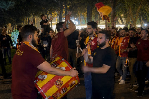 Bakı küçələrində derbi coşqusu: “Qalatasaray” azarkeşləri qələbəni qeyd ediblər - VİDEO