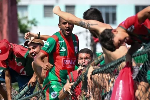 Braziliyada qol sevincindən azarkeşlər hasarı uçurdular - VİDEO