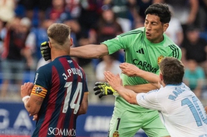 İspaniyada qapıçı meydanda dəhşəti saçdı – VİDEO