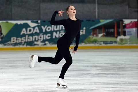 Üçqat dünya çempionu Bakıda buz üzərində ustad dərsi verdi - FOTO