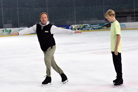 Евгений Плющенко принял участие в учебно-тренировочных сборах по фигурному катанию в Баку - ФОТО