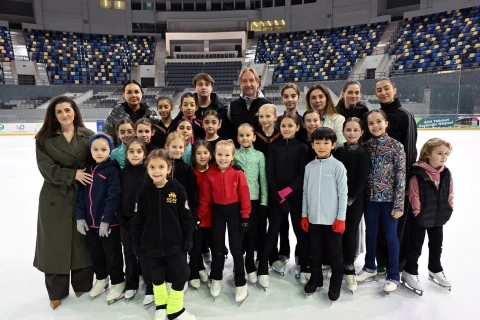 Üçqat dünya çempionu Bakıda buz üzərində ustad dərsi verdi - FOTO