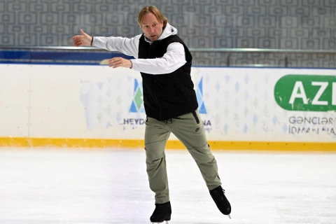 Üçqat dünya çempionu Bakıda buz üzərində ustad dərsi verdi - FOTO