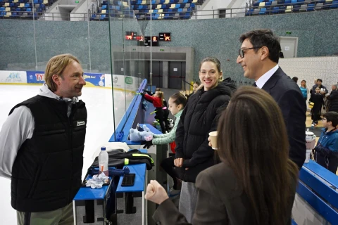 Üçqat dünya çempionu Bakıda buz üzərində ustad dərsi verdi - FOTO