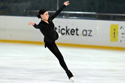 Üçqat dünya çempionu Bakıda buz üzərində ustad dərsi verdi - FOTO