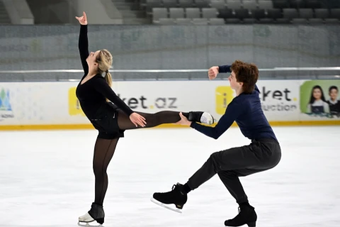 Üçqat dünya çempionu Bakıda buz üzərində ustad dərsi verdi - FOTO