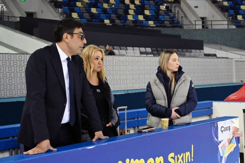 Üçqat dünya çempionu Bakıda buz üzərində ustad dərsi verdi - FOTO