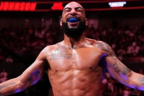 Джонсон разогревает бой в Баку перед встречей с Алмабаевым