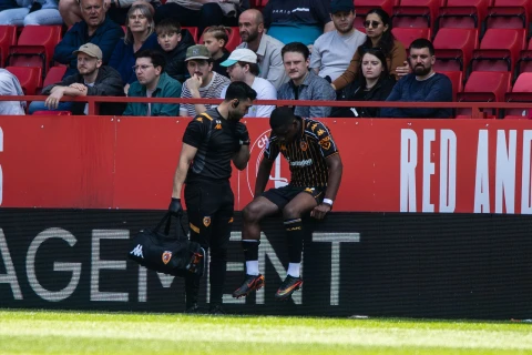 Futbolda 424 günlük həsrətdən sonra on dəqiqəlik faciə - FOTO