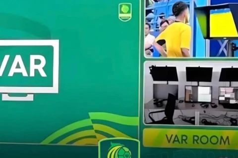 Hakim boş VAR otağı ilə məsləhətləşib qərar verdi - VİDEO