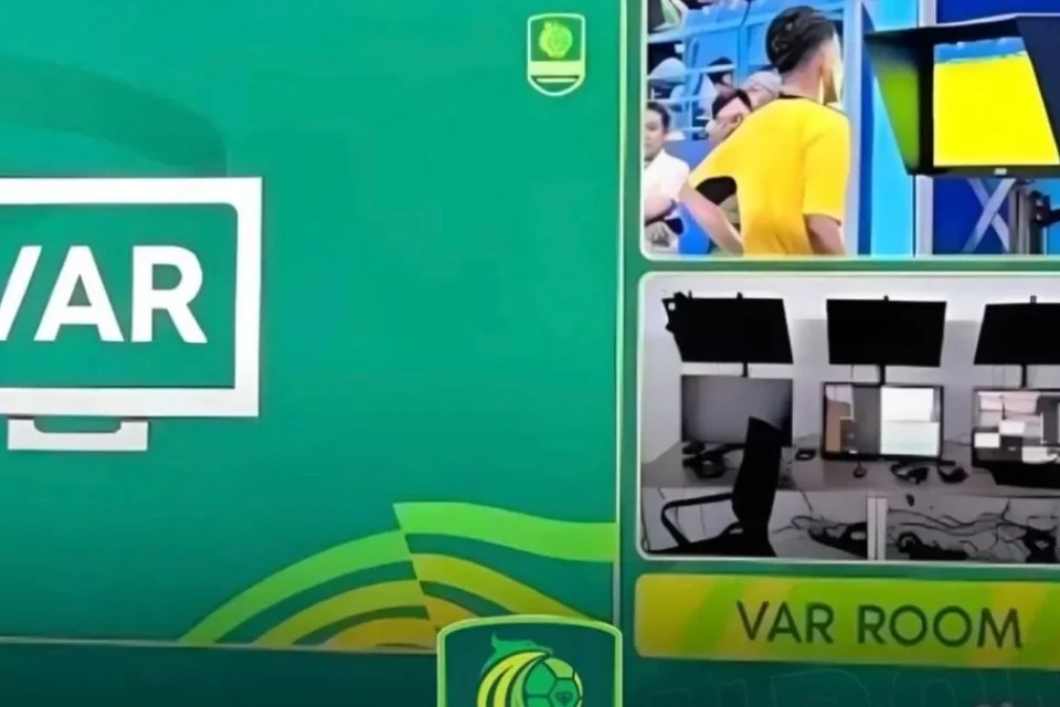 Hakim boş VAR otağı ilə məsləhətləşib qərar verdi - VİDEO