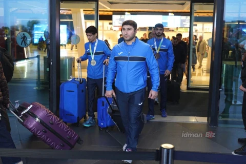 Dünya kubokunda tarixi uğur qazanan boksçularımız Vətəndə - FOTO