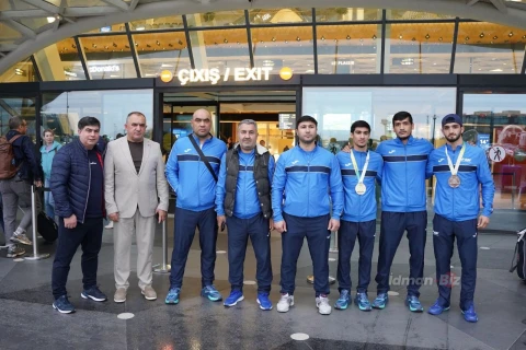 Dünya kubokunda tarixi uğur qazanan boksçularımız Vətəndə - FOTO