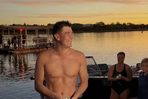 Britaniyalı üzgüçü timsahlarla dolu çayda dünya rekordu