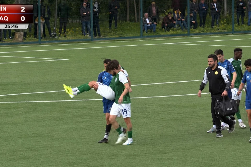 Rəqibini qucağında daşıyan kapitanın hərəkəti gündəm olub - VİDEO