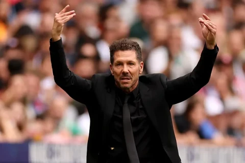 Симеоне вступил в конфликт с игроком "Арсенала" после матча ЛЧ