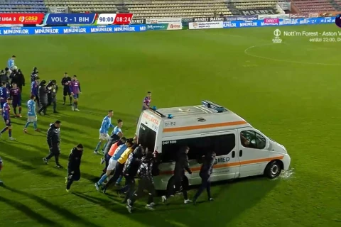 Təcili yardım maşınını meydanda futbolçular itələməli olub - FOTO/VİDEO