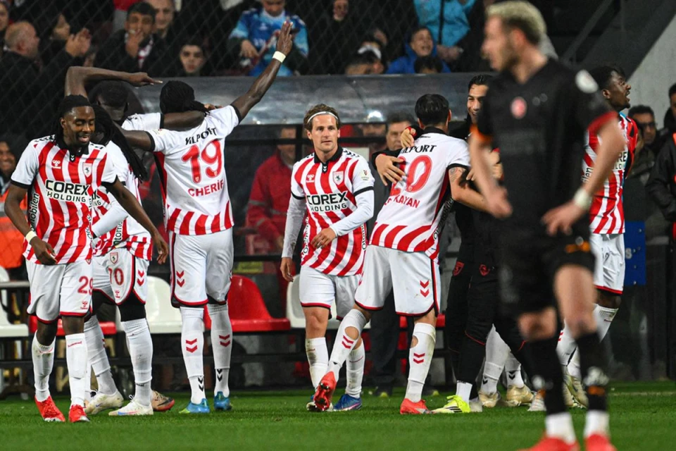 Türkiyə Superliqası: “Fənərbağça” və “Trabzonspor” liderlə aralarındakı fərqi azaldıblar