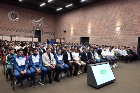 Fərid Qayıbov ötən ay beynəlxalq yarışlarda uğur qazanan idmançılarla görüşüb - FOTO