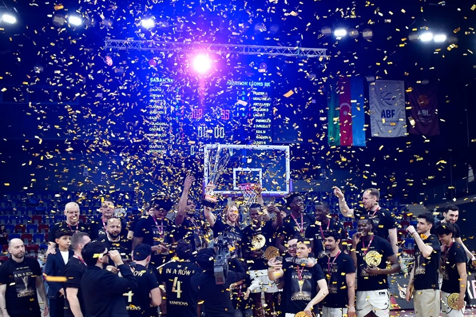 “Sabah” basketbol klubuna çempionluq kuboku təqdim edilib