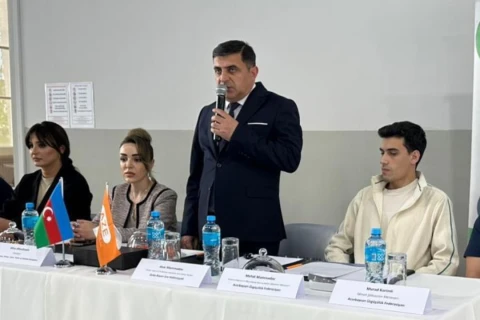 Cəmil Əliyevdən yeni rekord: 13 saat fasiləsiz üzdü - FOTO