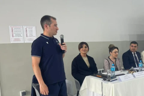 Азербайджанский пловец  проплыл без остановки 13 часов