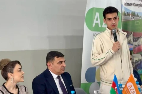Азербайджанский пловец  проплыл без остановки 13 часов
