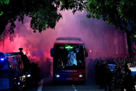 “Barselona” fanatları hər iki komandanın avtobuslarını daşladılar – FOTO/VİDEO