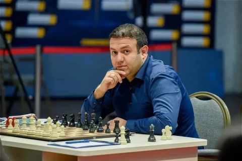 Şahmatçımız Rauf Məmmədov Buxarestdə liderlər sırasında