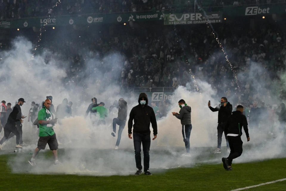 Çexiyada fanatlar meydana daxil olaraq “Sparta”nın futbolçularına hücum çəkiblər - VİDEO