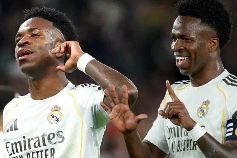 Vinicius responds to Barcelona fans with Champions League gesture during El Clasico