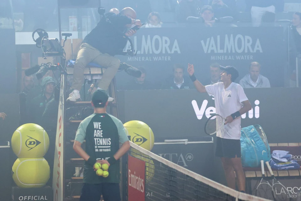 “İnter” fanatları tennis matçını dayandırdı - VİDEO