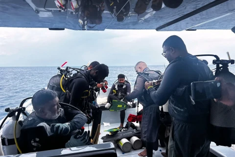 На Мальдивах во время погружения в подводную пещеру погибли шесть человек - ФОТО