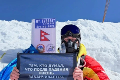 Рустам Набиев первым в мире поднялся на вершину Эвереста на руках - ФОТО/ВИДЕО