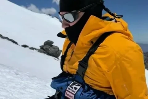 Рустам Набиев первым в мире поднялся на вершину Эвереста на руках - ФОТО/ВИДЕО