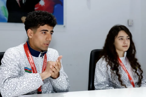 Dünya çempionatında medal qazanan deflimpiyaçılarla görüş keçirilib