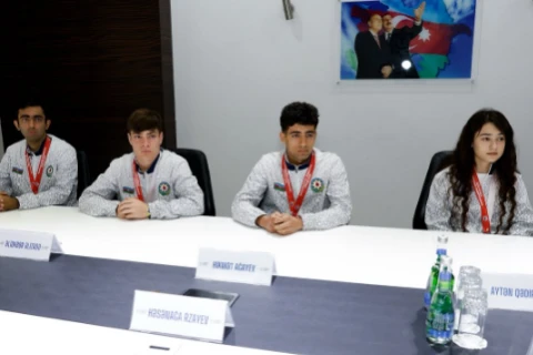 Dünya çempionatında medal qazanan deflimpiyaçılarla görüş keçirilib