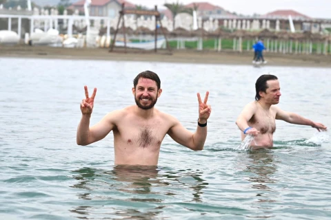 Bakıda dənizdə kütləvi üzgüçülük aksiyası keçirilib - FOTO