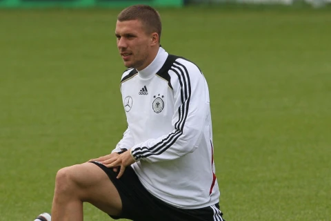 Dünya çempionu Lukaş Podolski karyerasını başa vurub