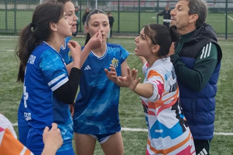 Türkiyənin qadın futbolunda qalmaqal: Beş qırmızı vərəqə - FOTO