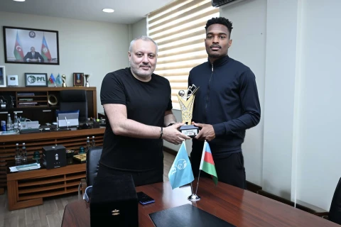 Peşəkar Futbol Liqası Coy-Lens Mikelsə mükafat təqdim edib