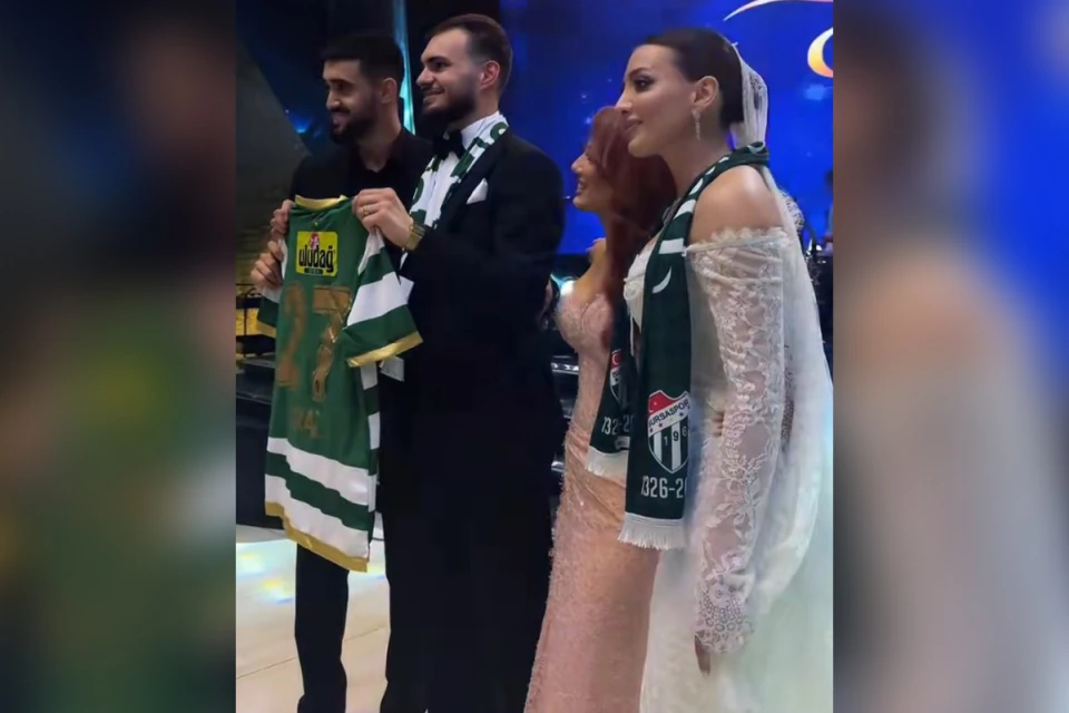 Toral Bayramov bəylə gəlinə “Bursaspor” forması hədiyyə edeib